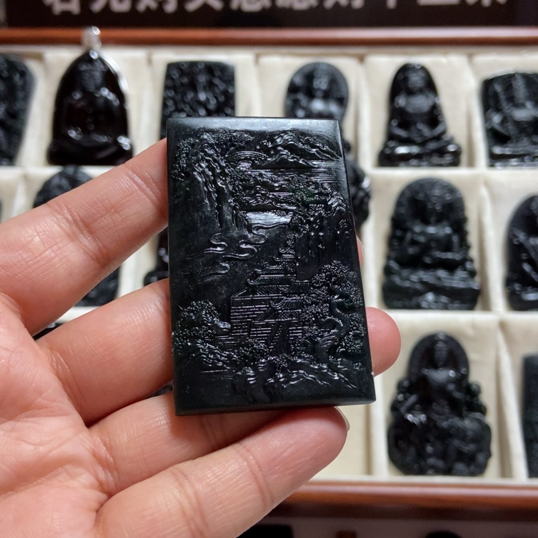 翡翠颈饰未镶嵌魏*山水