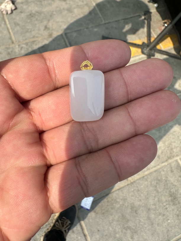 588 我们一起发，卖货买货谈价都要发的高冰白 18k 金镶嵌吊坠