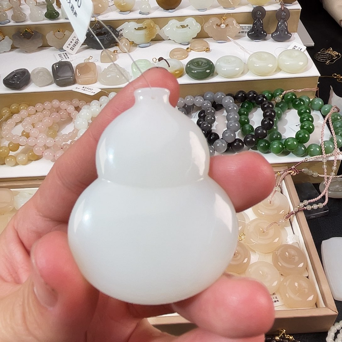 和田玉颈饰未镶嵌?