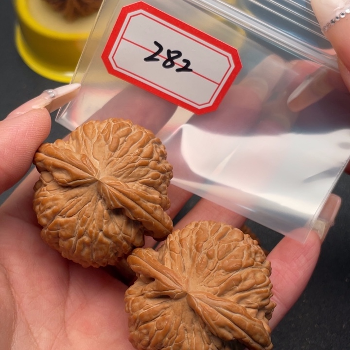 审***歌文玩核桃把件白狮子