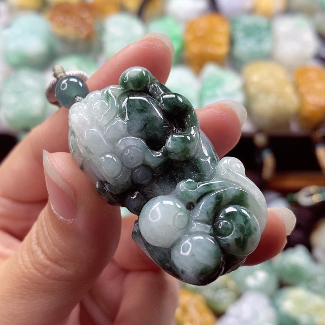 翡翠未镶嵌颈饰貔貅