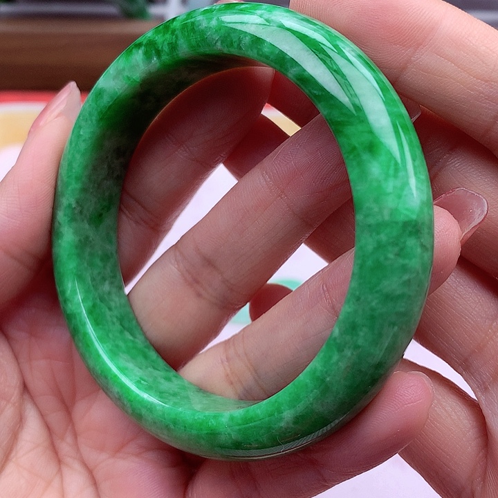 翡翠手镯未镶嵌翡翠