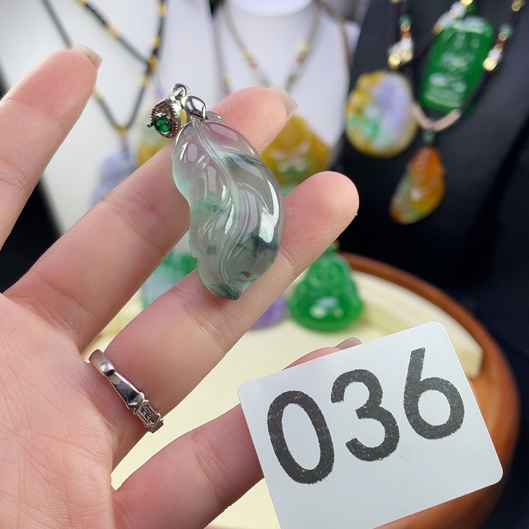 翡翠未镶嵌吊坠(赠链)