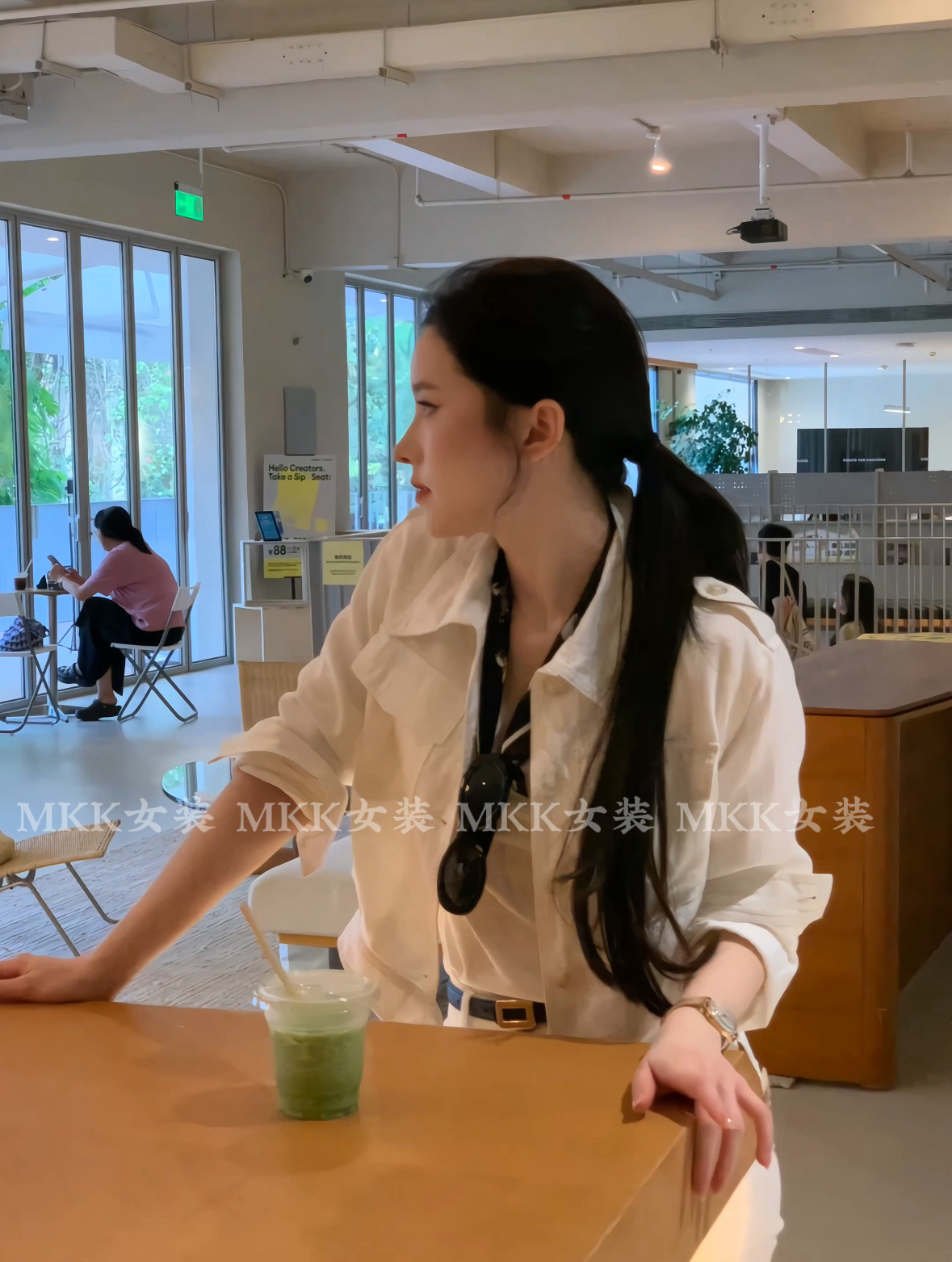 白色翻领长袖衬衫女早秋纯欲高级感百搭休闲宽松显瘦短款外套上衣