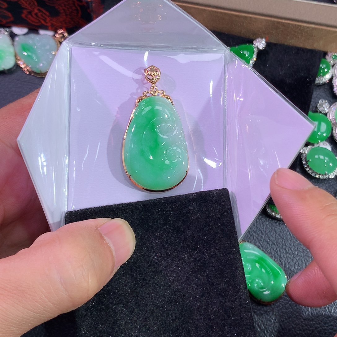 翡翠吊坠(赠链)18K金镶嵌