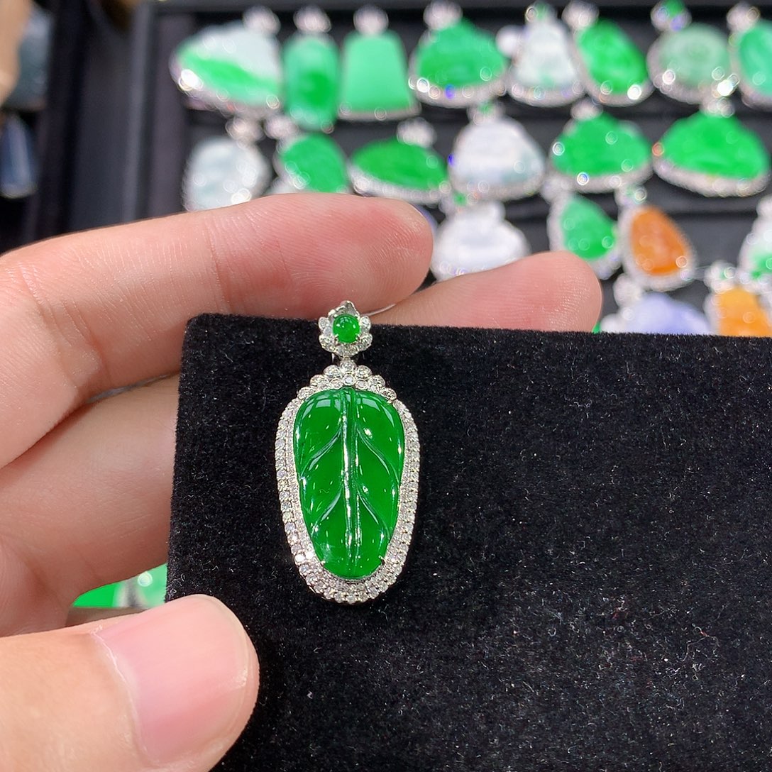 翡翠18K金镶嵌颈饰