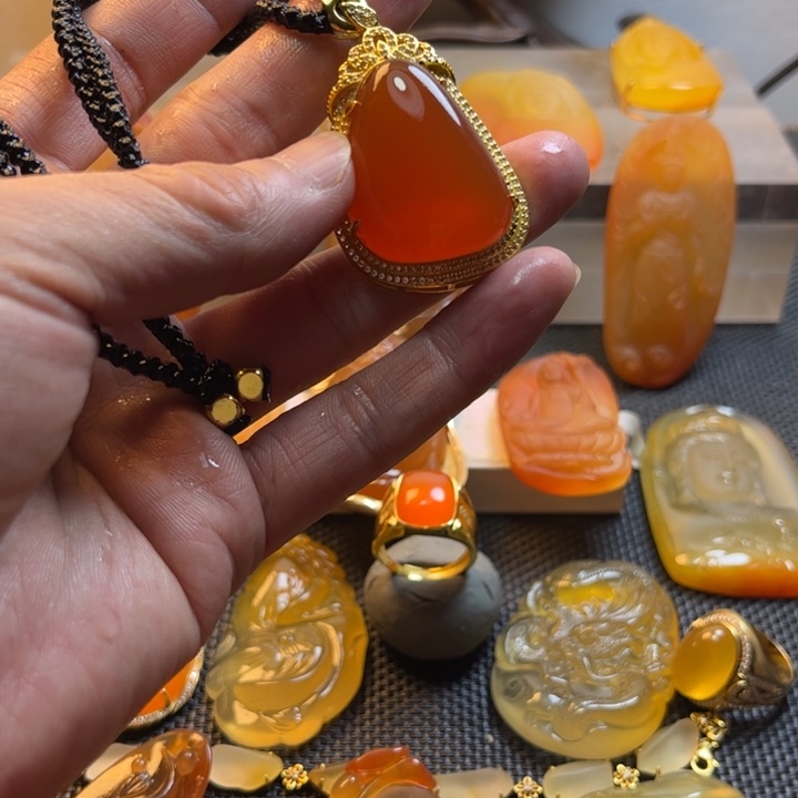 石英质玉颈饰未镶嵌春***阳