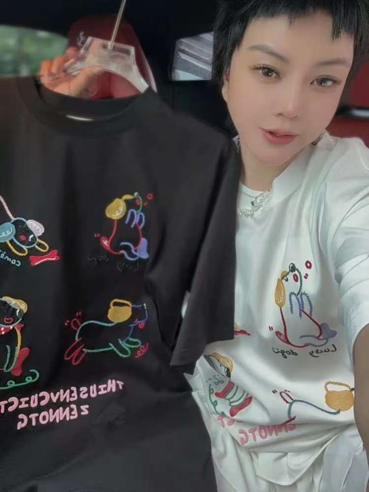 【济州岛】南油财神家 撞色线条小狗刺绣短袖