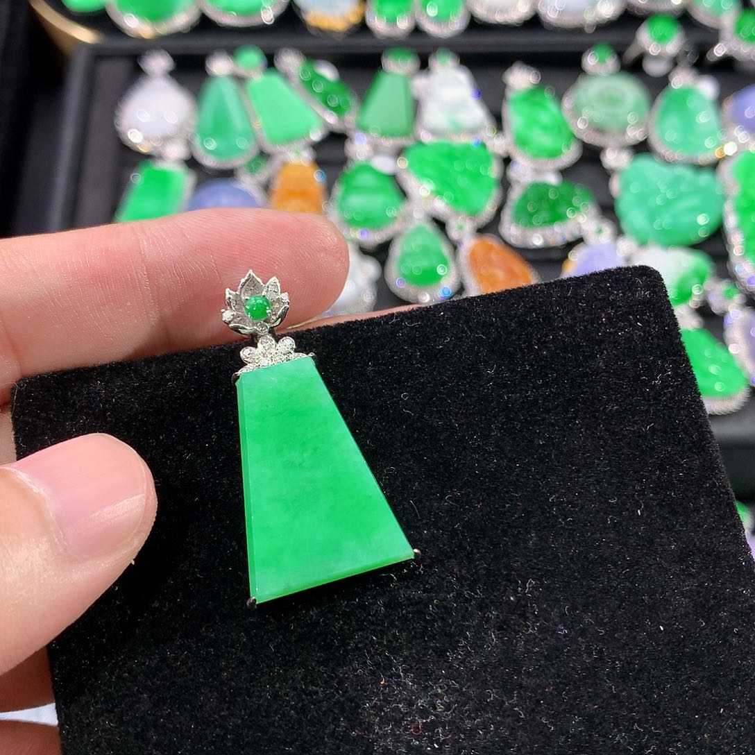 翡翠18K金镶嵌颈饰