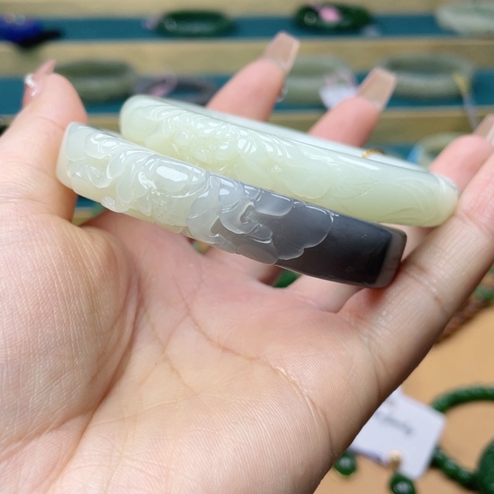 和田玉手镯55圈口。编号119未镶嵌我****～