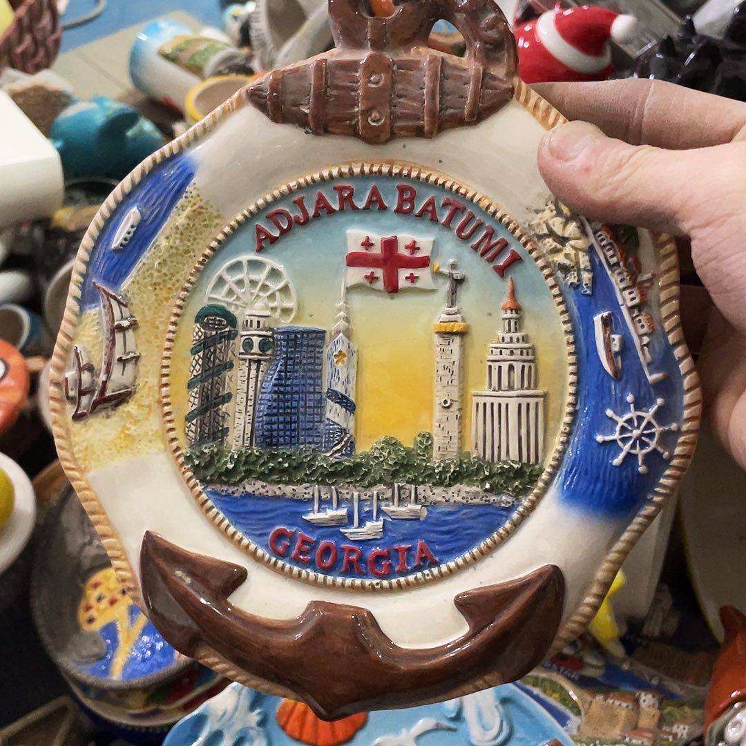 摆件  磕碰。  封釉。