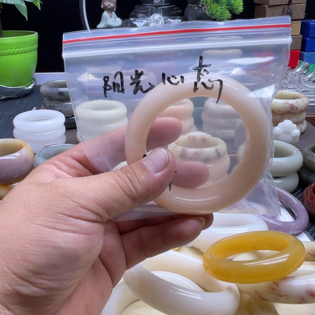 阳***态石英岩玉未镶嵌手镯