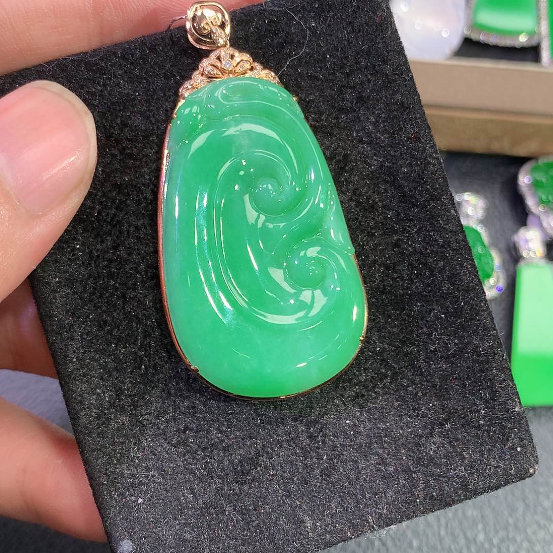 翡翠吊坠(赠链)18K金镶嵌