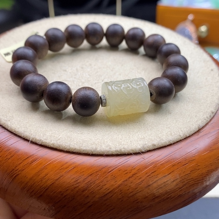 沉香木手串翡翠搭配沉香木手串