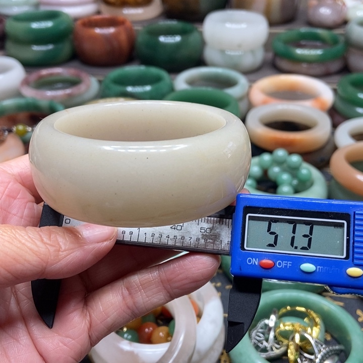 石英质玉手镯未镶嵌