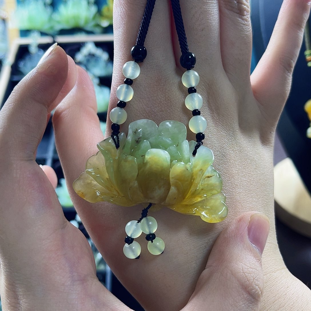 蛇纹石玉颈饰合金