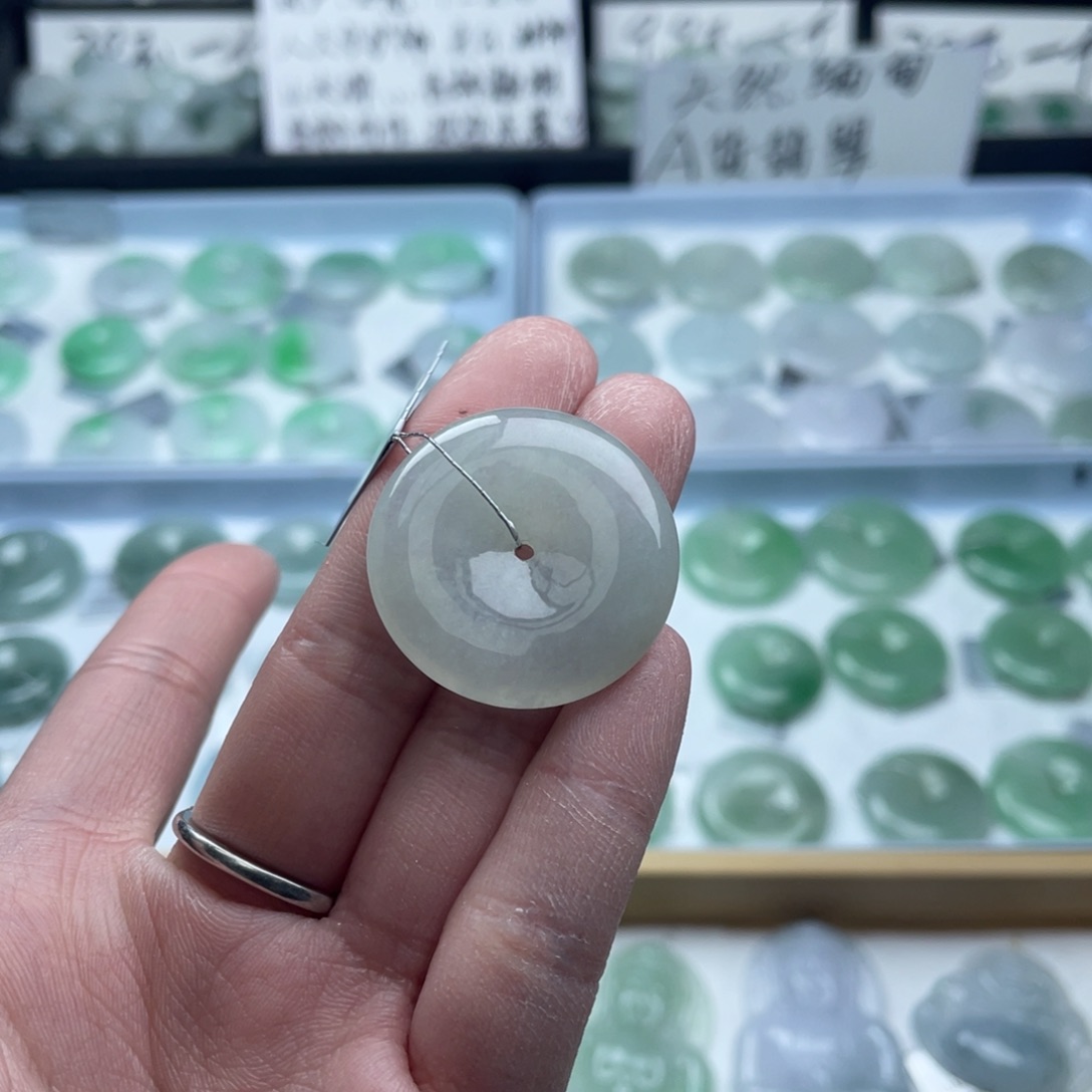 翡翠颈饰未镶嵌平安扣