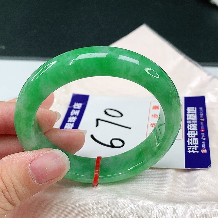 翡翠手镯未镶嵌翡翠