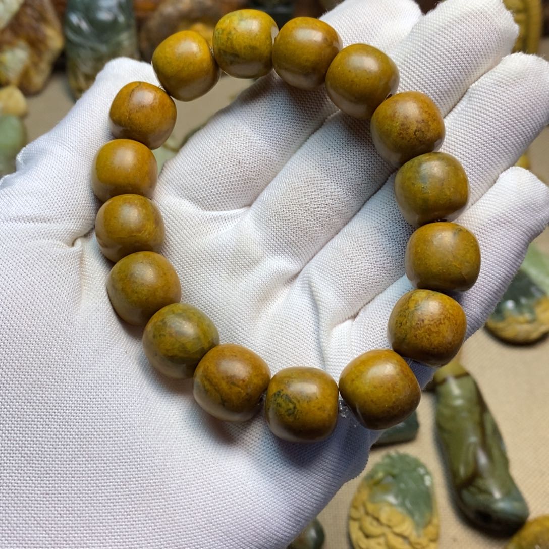 未镶嵌岫岩河磨玉（透闪石质玉）把件张****安