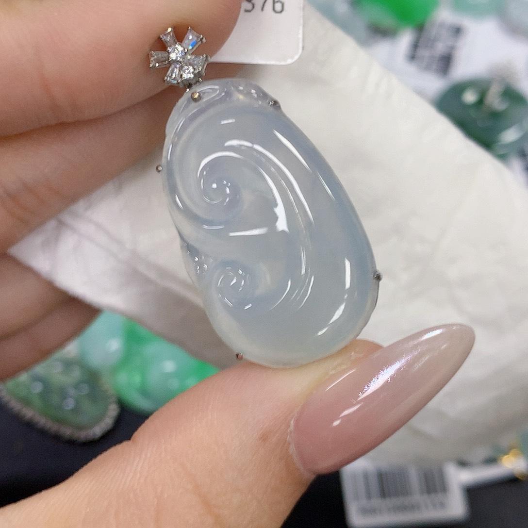 颈饰18K金镶嵌翡翠