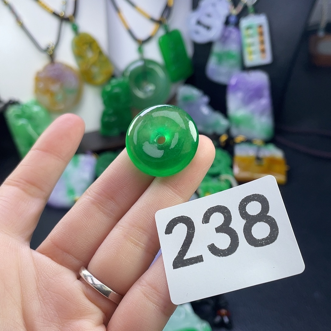 翡翠未镶嵌吊坠(赠链)