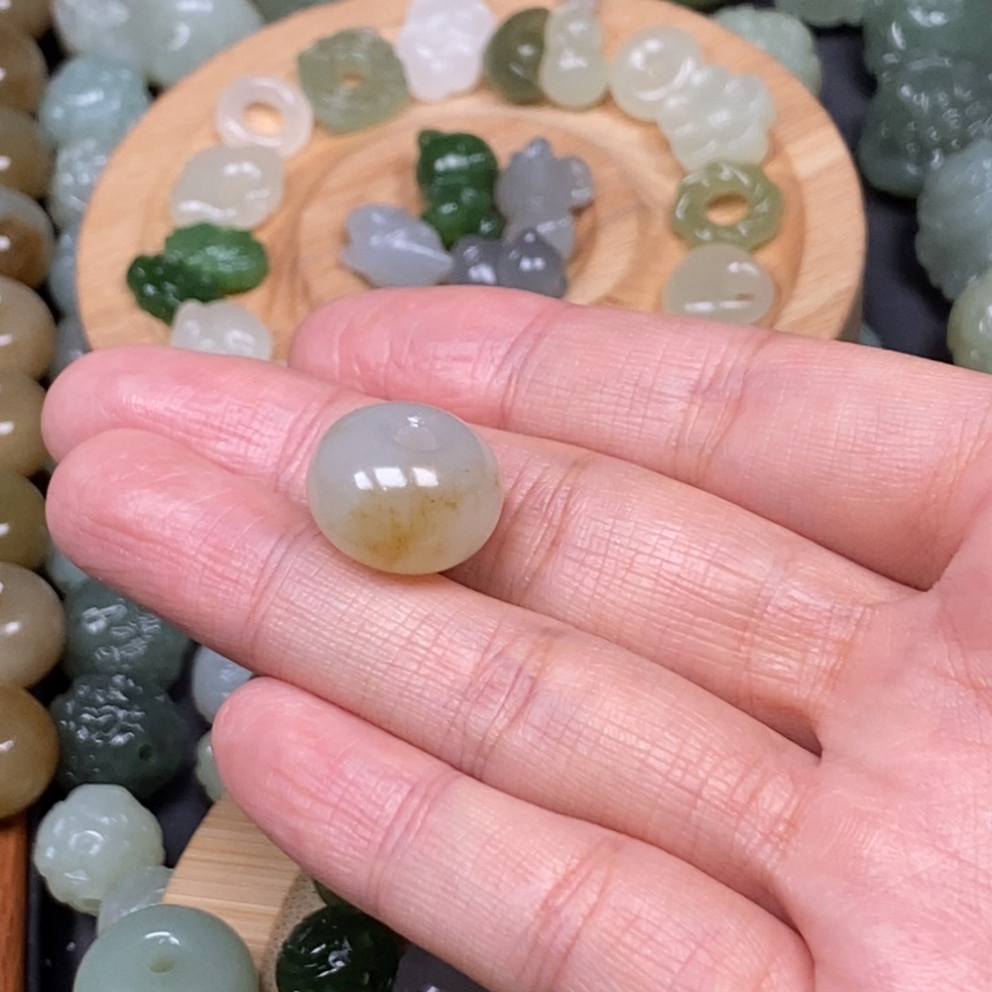 M***周和田玉未镶嵌颈饰