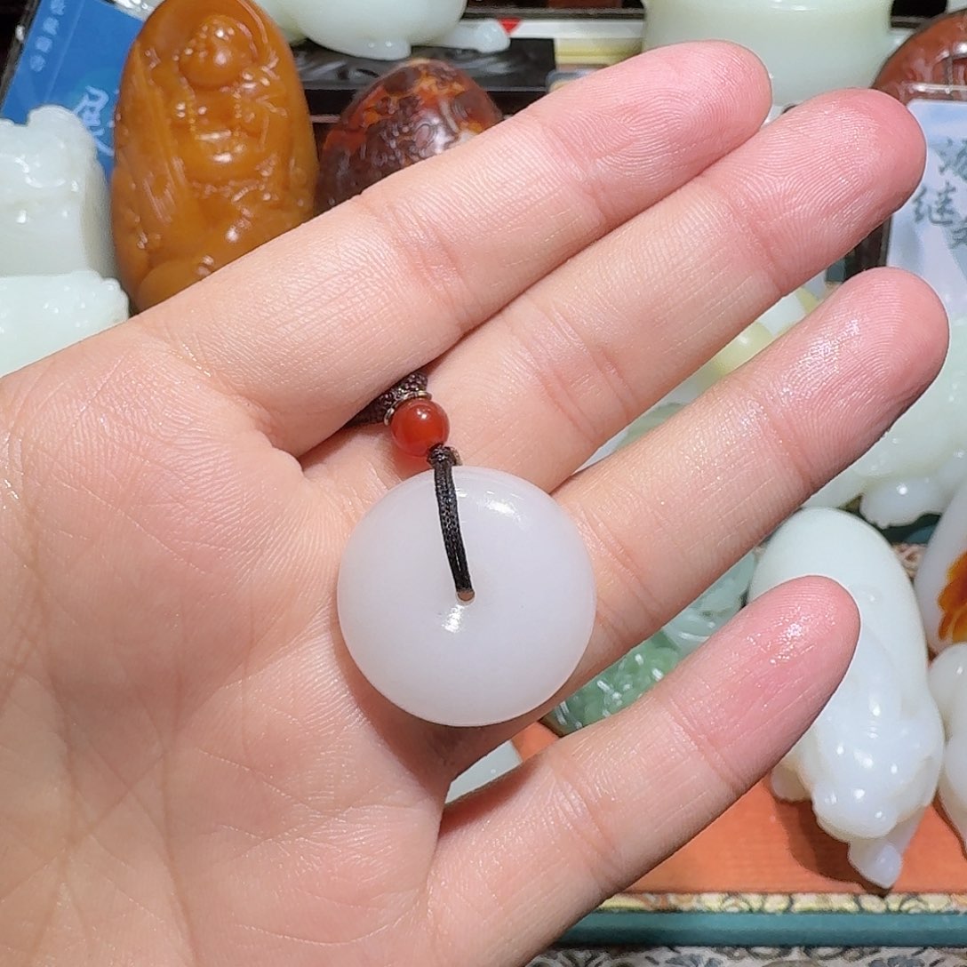 未镶嵌透闪石质玉挂件小*皮