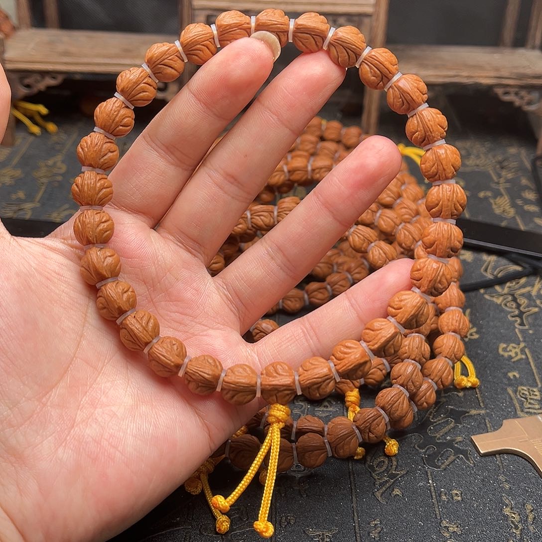 吊坠桃核玉龙手持