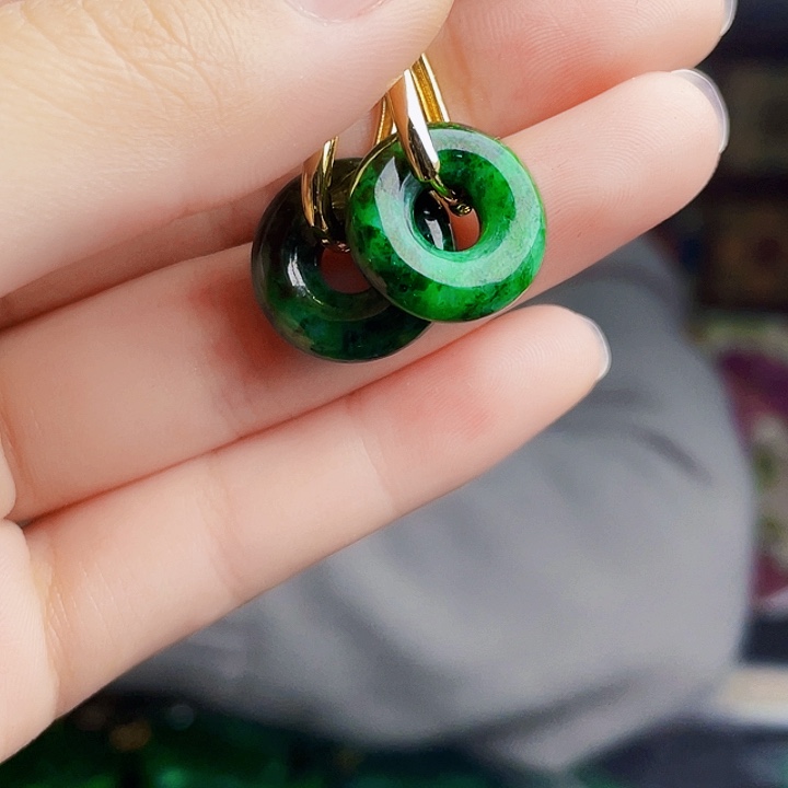 翡翠未镶嵌颈饰多样性