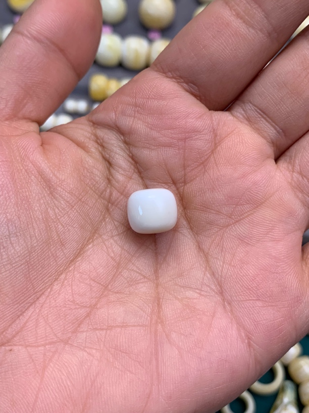 蜜蜡高瓷油漆白满蜜蜡老型，尺寸10.6*9.5mm（误差±0.1mm）