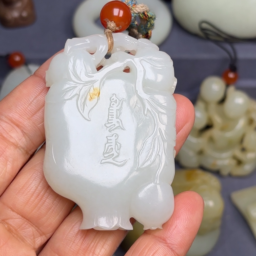 和田玉（糖玉）挂件未镶嵌钢*