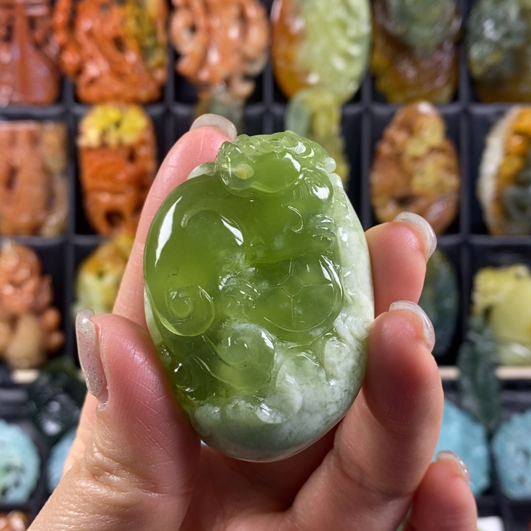 蛇纹石玉颈饰合金