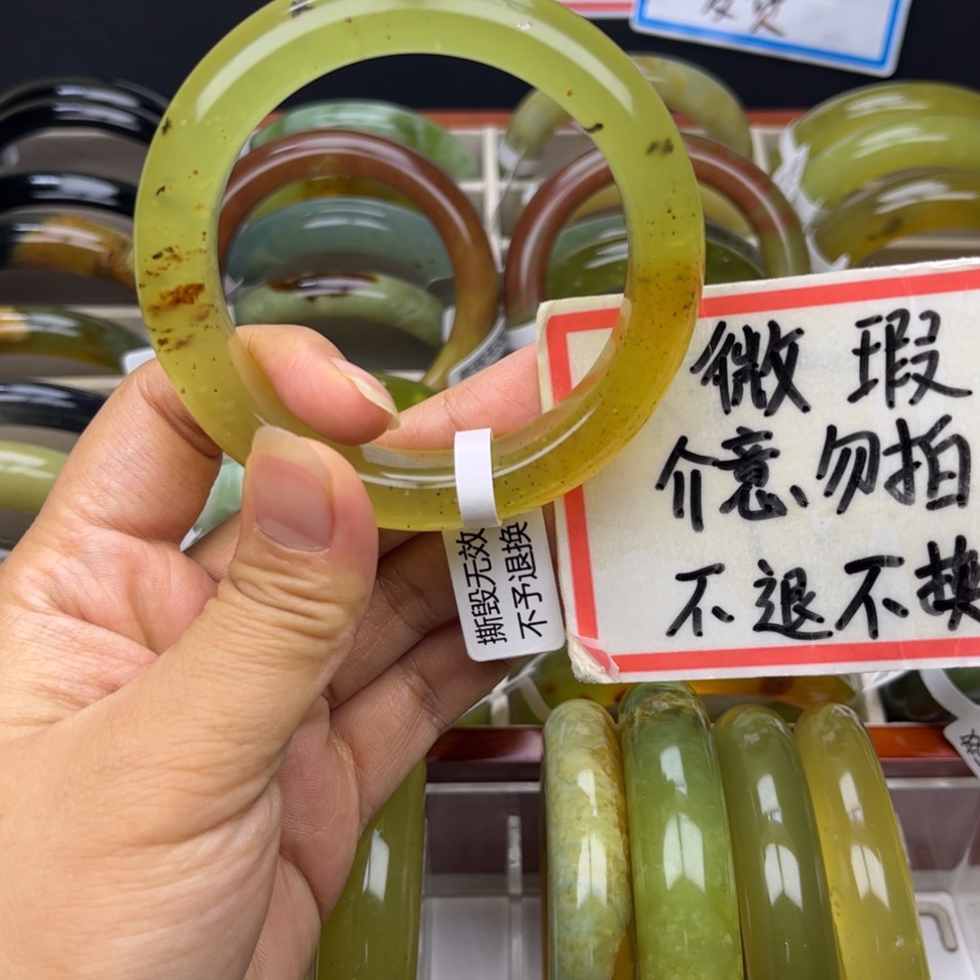 天***签蛇纹石玉未镶嵌手镯