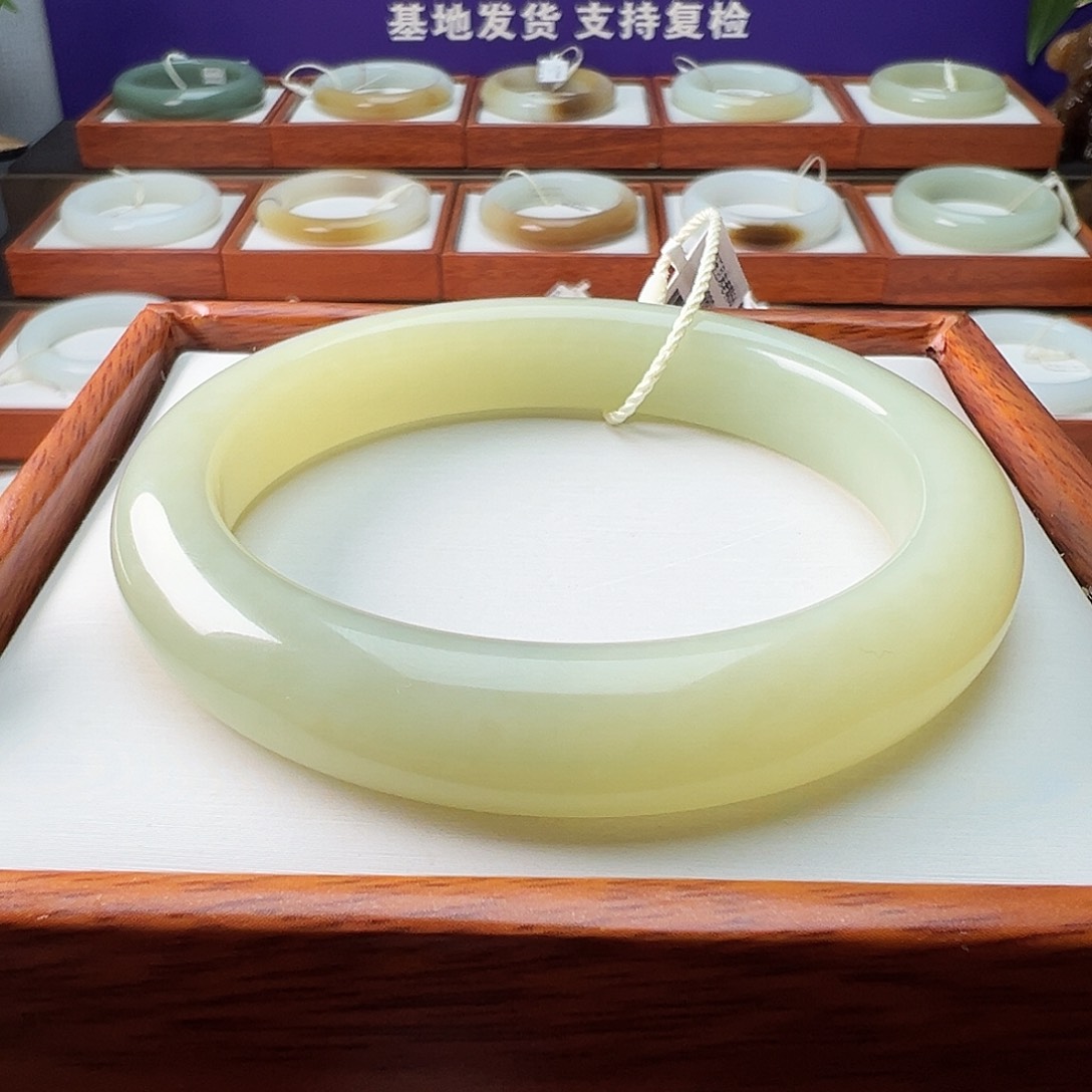 和田玉未镶嵌手镯