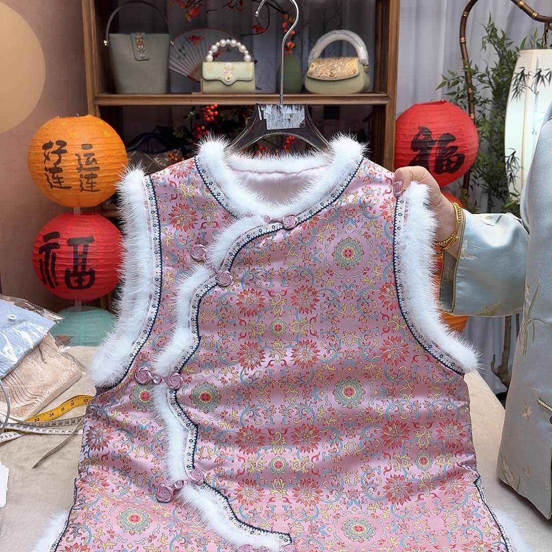 刺绣102胸围圆领花瓣襟马甲