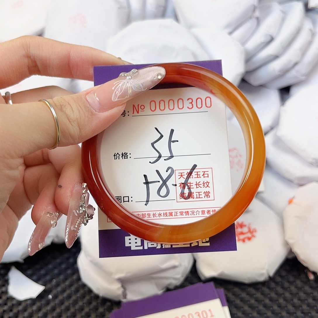 玛瑙/玉髓手镯未镶嵌300