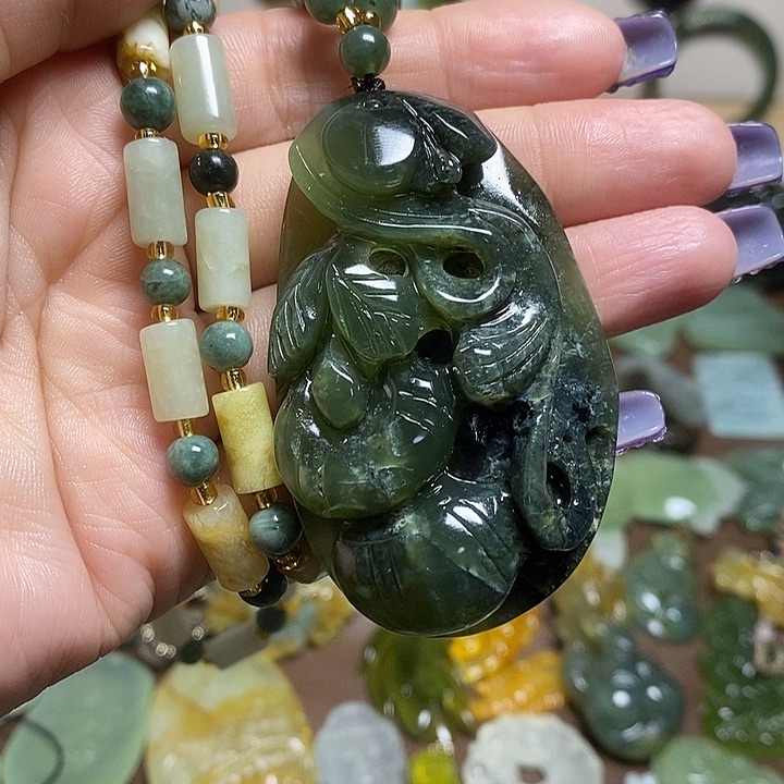 蛇纹石玉吊坠未镶嵌