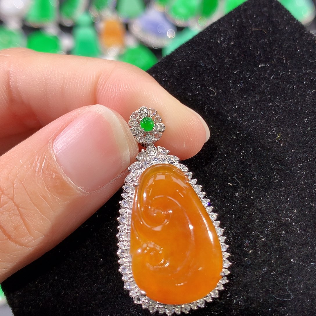 翡翠18K金镶嵌颈饰