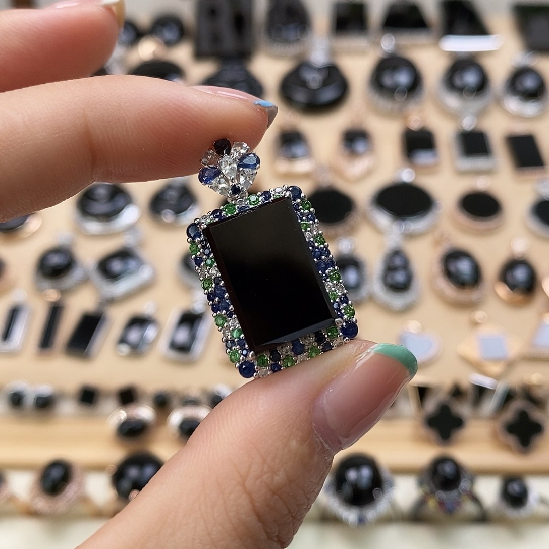 翡翠颈饰18K金镶嵌天然翡翠墨翠