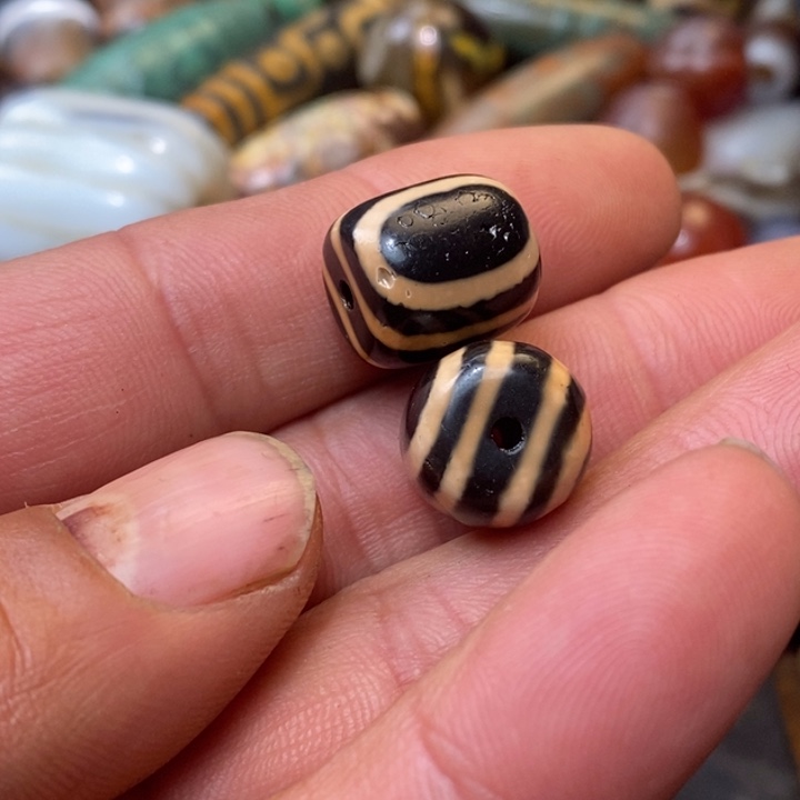 未镶嵌珠子的颜色是蓝色玛瑙/玉髓