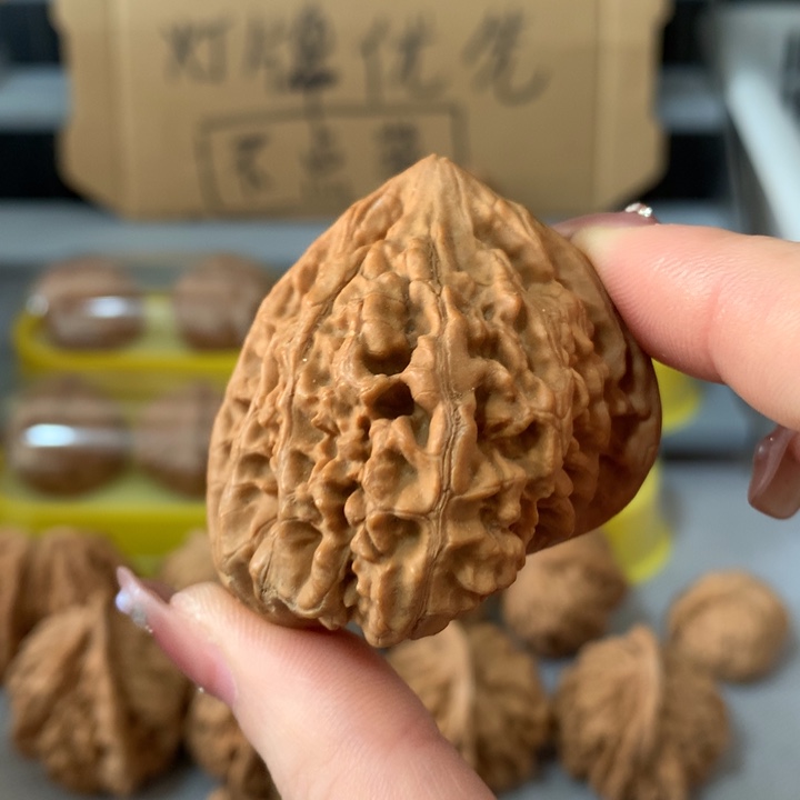 江***2文玩核桃吊坠异形单只，有瑕疵