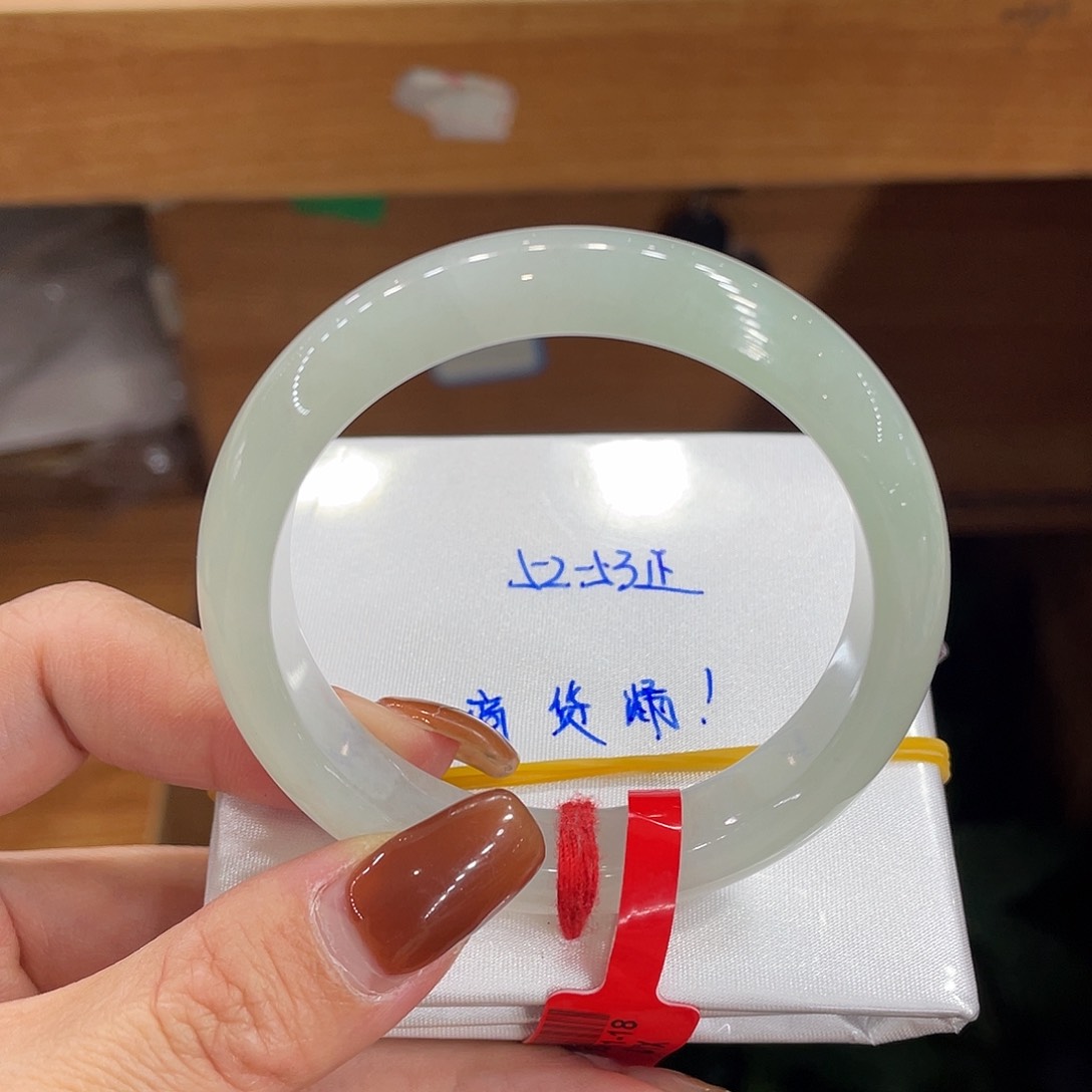翡翠手镯未镶嵌天然翡翠