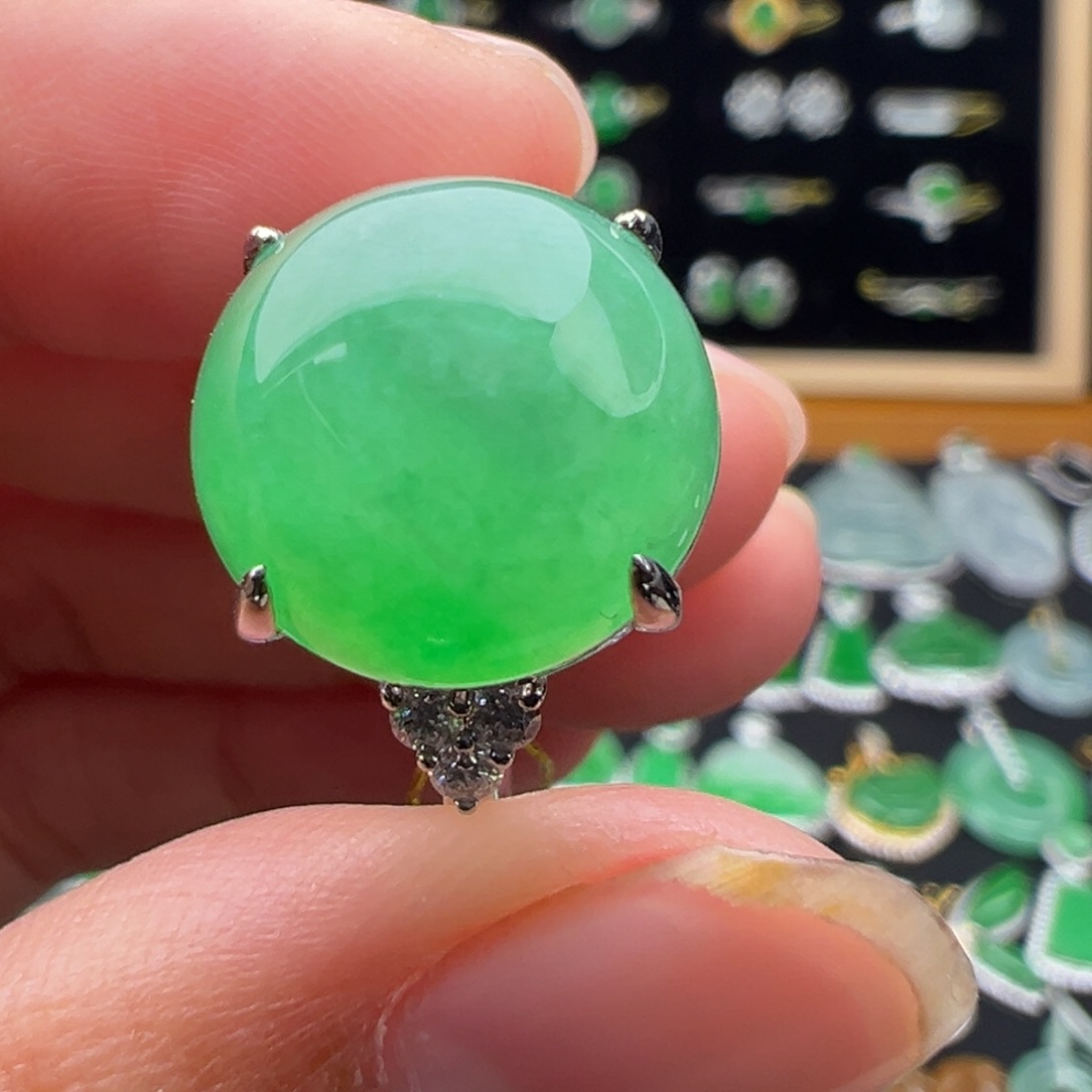 翡翠18K金镶嵌颈饰戒指