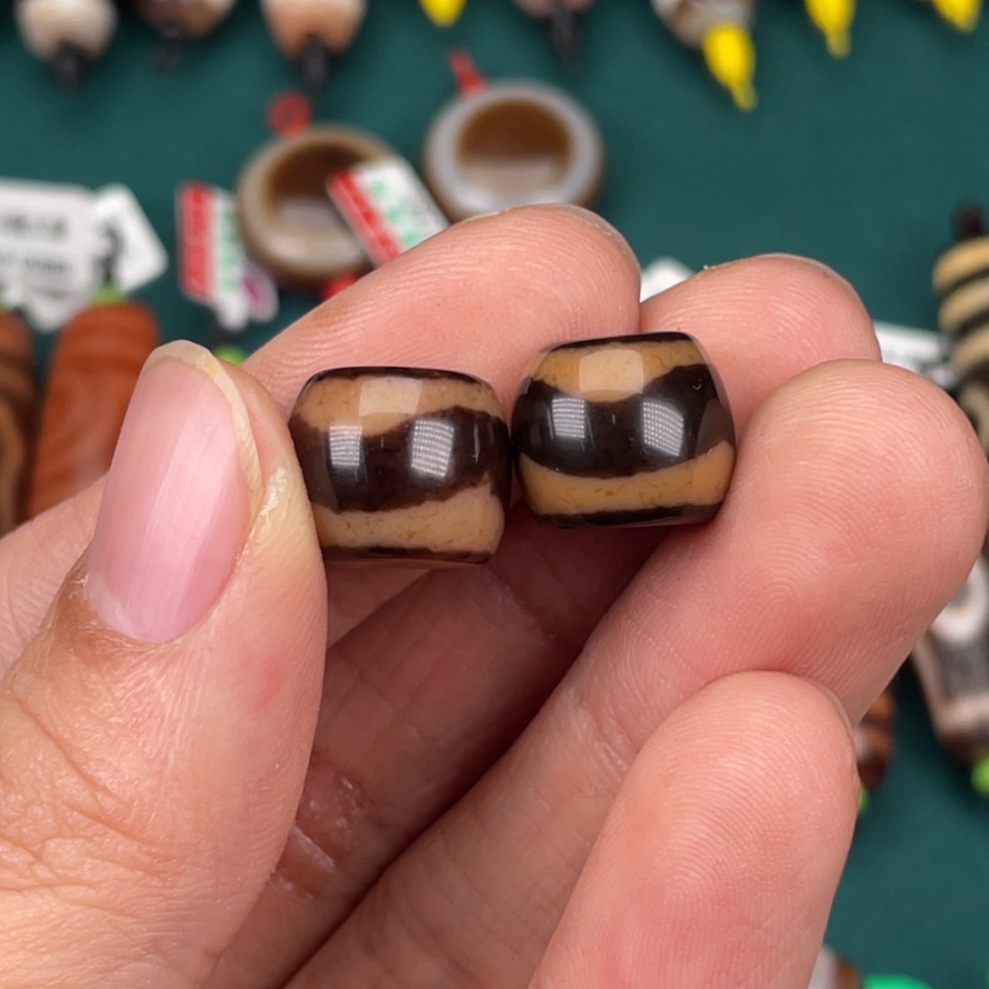 玛瑙/玉髓裸珠曲贡虎牙