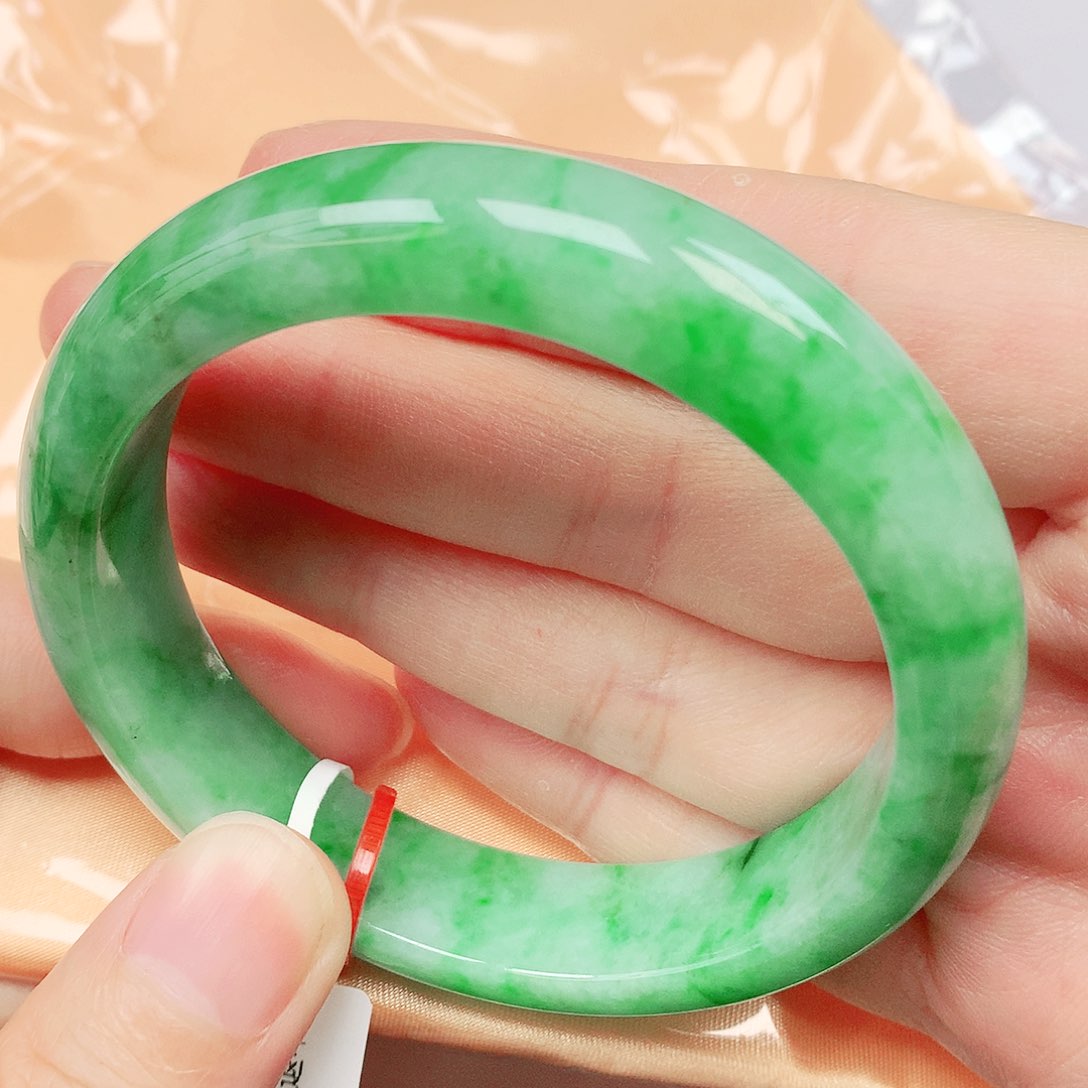 翡翠手镯未镶嵌抖音818