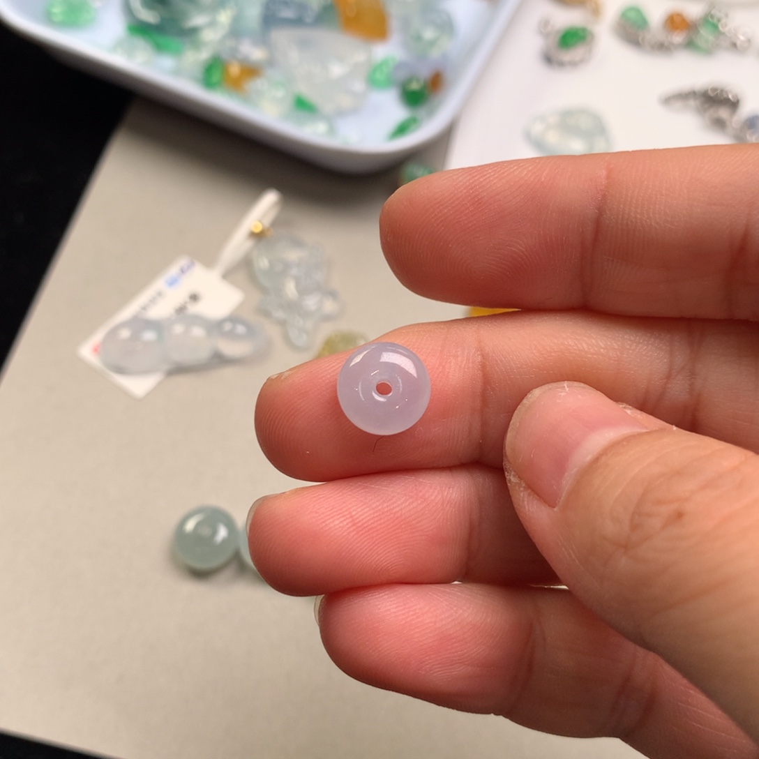 物***落翡翠未镶嵌颈饰平安扣