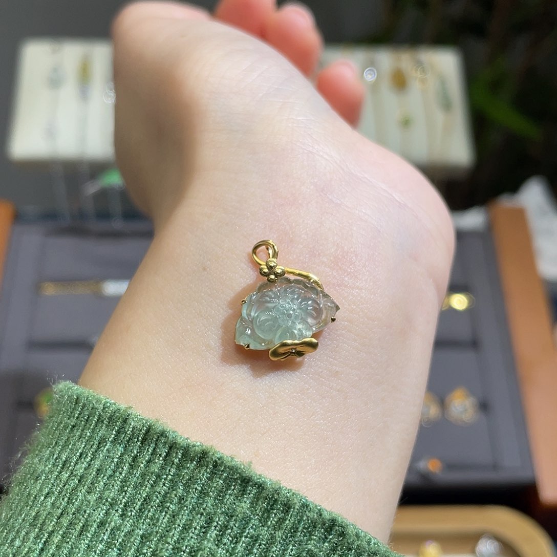 翡翠吊坠(不含链)18K金镶嵌冰莲花