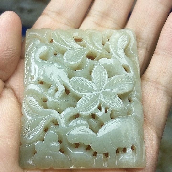 成***功颈饰未镶嵌和田玉（青白玉）