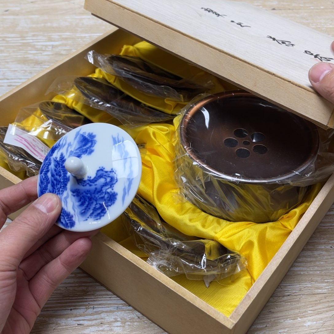 瓷片醉***错密密麻麻地排列着