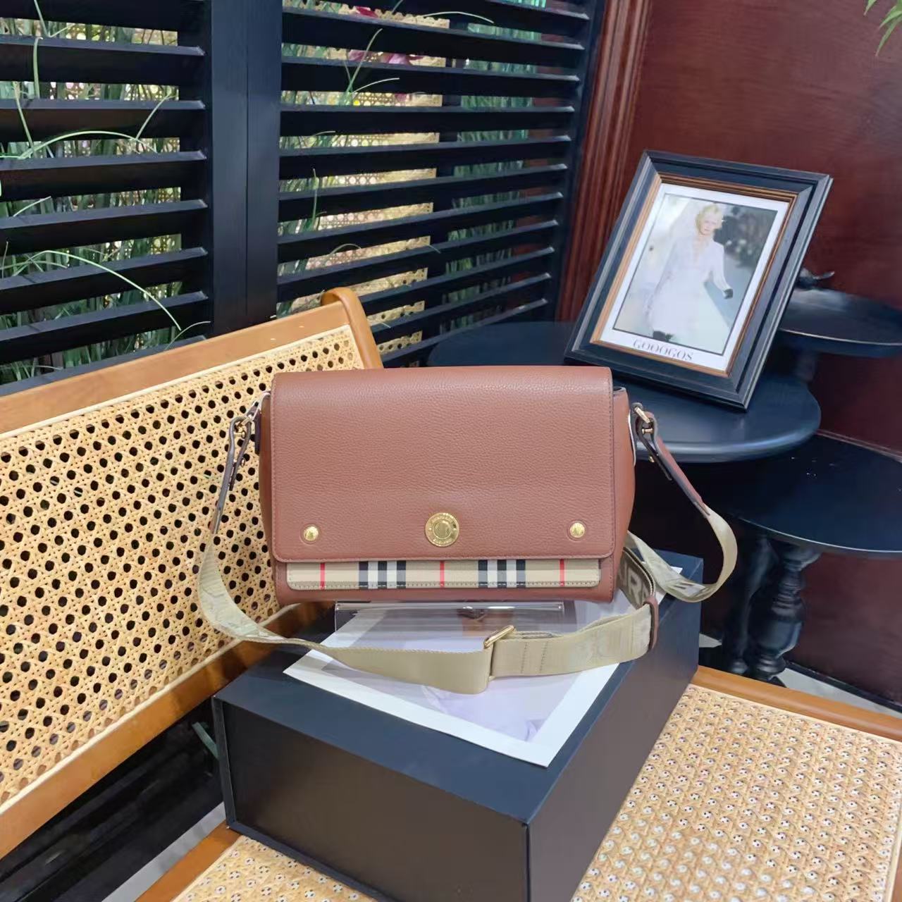 95新 BURBERRY/博柏利 GGS巴宝莉邮差包棕色格纹金扣 92020265
